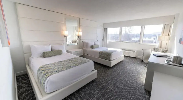 Четырёхместный номер Deluxe Oyster Point Hotel