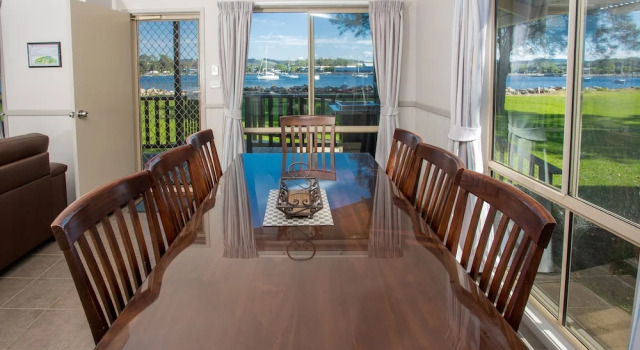 Номер Standard с балконом и с видом на воду BIG4 Batemans Bay at Easts Riverside Holiday Park