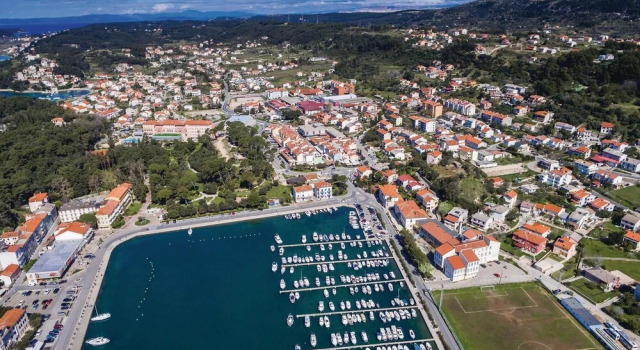 Stunning Apartment in Barbat na Rabu With Wifi and 2 Bedrooms, Prenota Appartamento Hotel a Isole Quarnerine con parcheggio, Parcheggio