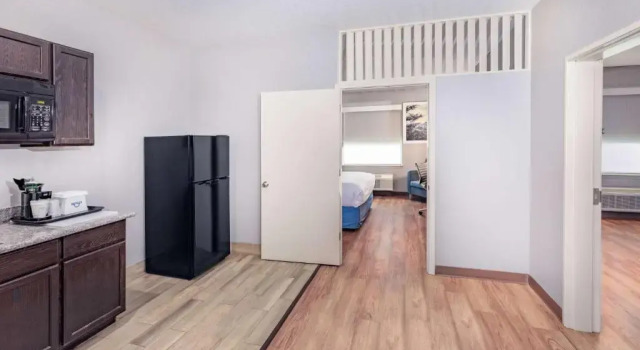 Люкс с 2 комнатами Days Inn & Suites by Wyndham San Antonio near Frost Bank Center