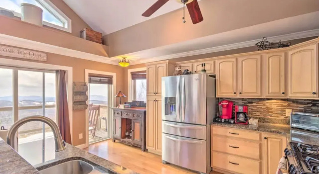 Коттедж Beech Mountain Retreat w/ Open Deck: 2 Mi to Ski!