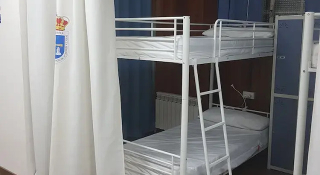 Albergue Turístico La Peregrina, Забронировать Отель Овьедо Астурия, рядом с Статуя Вуди Аллена