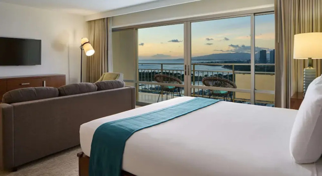 Номер Luxury с балконом и с красивым видом из окна Ilikai Hotel & Luxury Suites