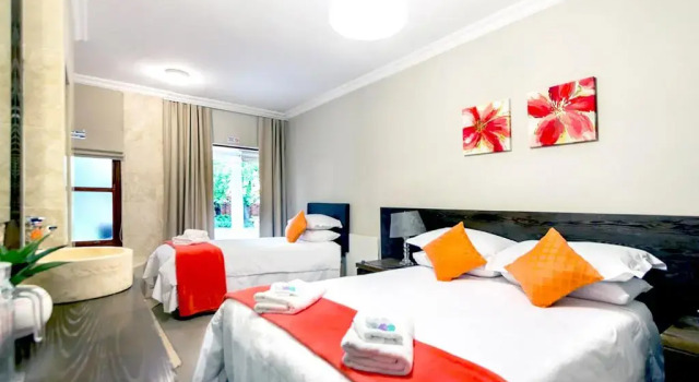 Трёхместный семейный номер Luxury OR Tambo Guest House