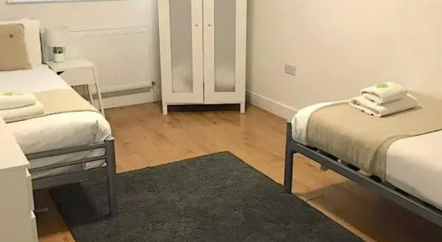 Large Ground Floor Pet Friendly 2 Bedroom Apartment with FREE Parking, Varaa Huoneisto Asunnot kohteessa Merseyside, Huoneisto