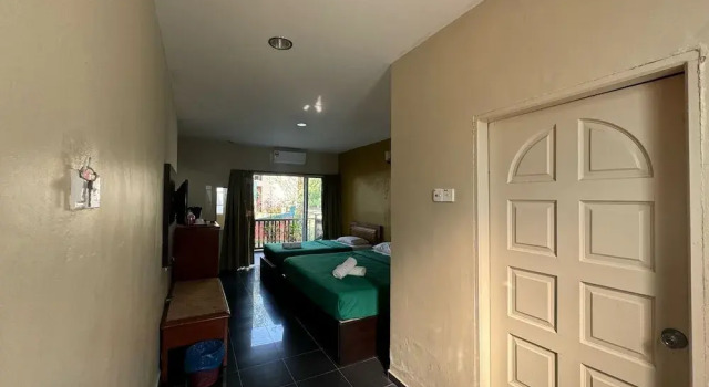 Трёхместный номер Standard с балконом и с видом на бассейн Mersing Beach Resort