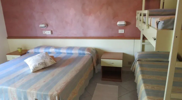 Четырёхместный номер Standard с балконом Hotel Solidea