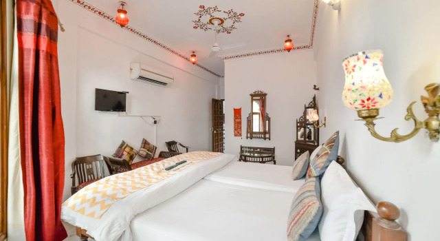Hotal Devraj Niwas on Lake Pichola Udaipur