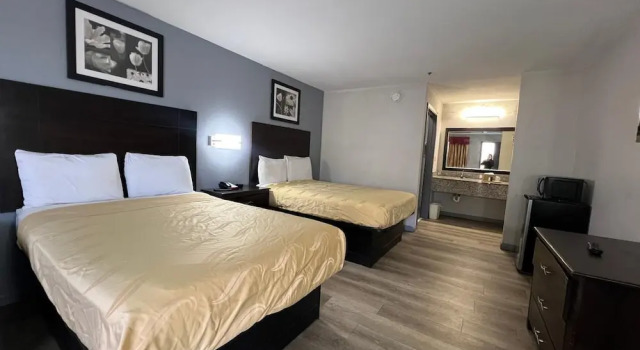 Четырёхместный номер Standard Speedway Inn & Suites