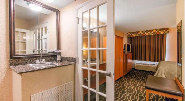 Четырёхместный номер Standard Quality Inn & Suites I-35 near Frost Bank Center