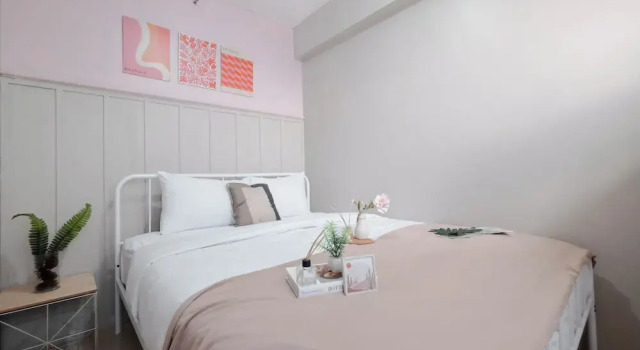 Апартаменты Standard Soft Toned And Comfy 2Br Near Mall At Bassura City Apartment