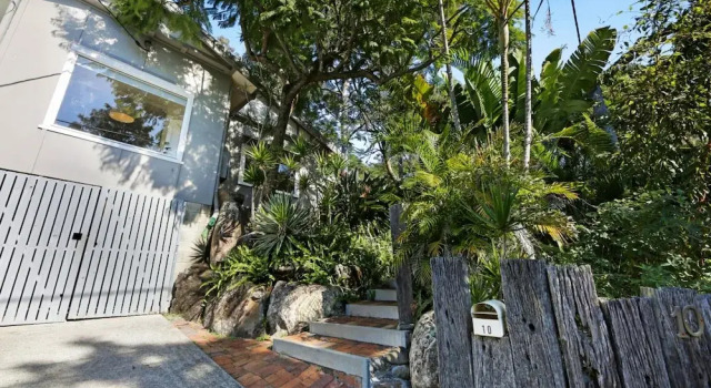 Апартаменты 2-bed Beach House in Burleigh Heads Amidst Nature