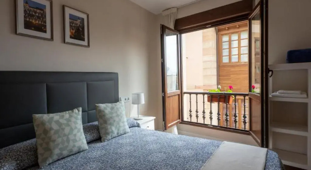 Apartantiguo San Isidoro10, Забронировать Отель Овьедо Астурия, рядом с Статуя Вуди Аллена