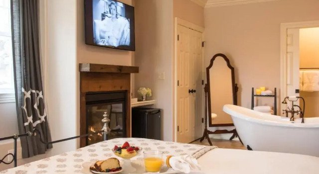 Номер Deluxe Caldwell House Bed and Breakfast