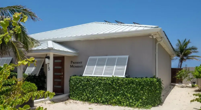 Present Moment, Prenota Hotel Bodden Town Isole Cayman