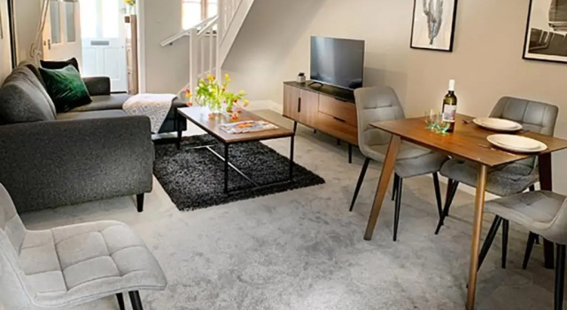 Ascot - Immaculate 2 Bed House with Parking