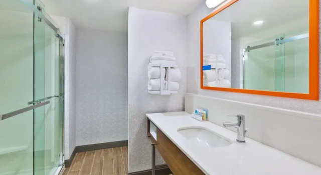 Номер Standard с видом на воду Hampton Inn Cape Cod Canal