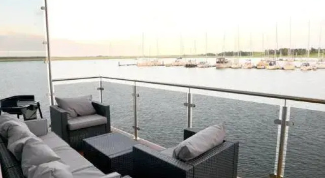 Schwimmende Häuser im BALTIC SEA RESORT, Забронировать Курортный отель Отели Крёслин 5 звезд, 5*