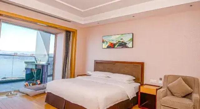 Люкс с балконом и с видом на озеро Lvcheng Lanwan Holiday Hotel