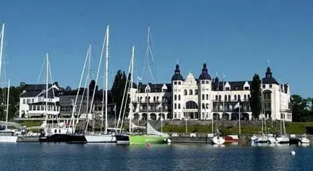 Кровать в общем номере Grand Hotel Saltsjöbaden