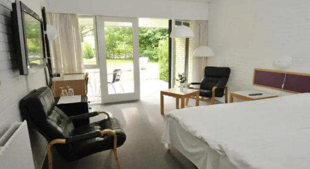 Holiday Home With Relaxing Garden, Rezerwuj Hotel Hotele w Nexo z parkingiem, Parking