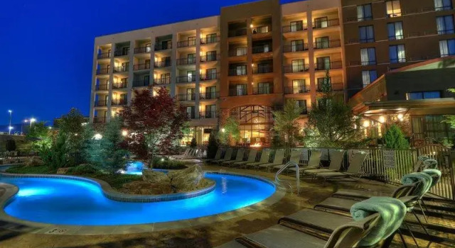 Четырёхместный номер Standard с видом на реку Courtyard by Marriott Pigeon Forge