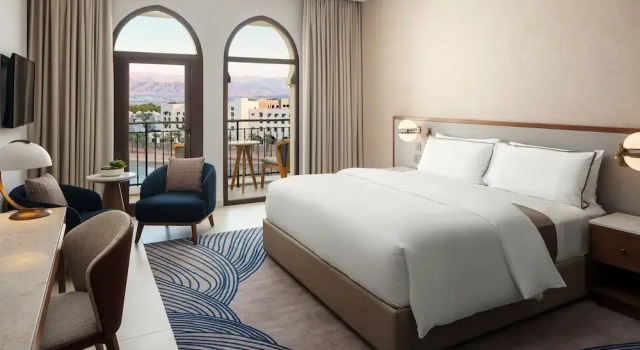 Двухместный номер Superior с балконом и с видом на бассейн The Westin Saraya Aqaba Resort & Spa