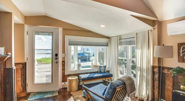 Walk to Beach: Water-view Abode in Portsmouth!, Réserver Maison de vacances Portsmouth New Hampshire