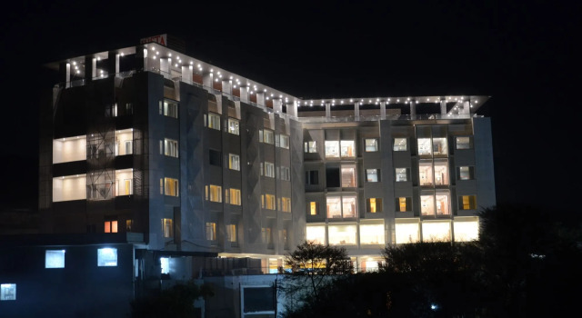 juSTa Luxe Sajjangarh Resort & Spa, Udaipur, Varaa Lomakeskus Hotellit Udaipur uima-altaalla, Uima-allas