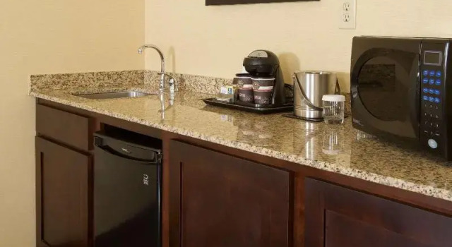 Двухместный полулюкс с балконом DoubleTree Suites by Hilton Raleigh-Durham