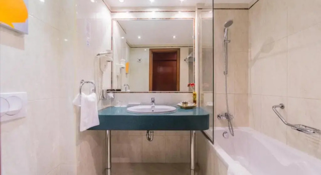 Трёхместный номер Standard Lions Garden Hotel