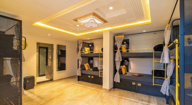 Кровать в общем номере с балконом и с видом на сад The Hosteller Mcleodganj, Bhagsu Waterfall