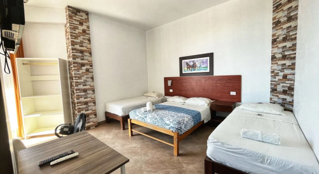 Standardowy czteroosobowy rodzinny pokój i balkonem i z widokiem na basen Hotel Aryia