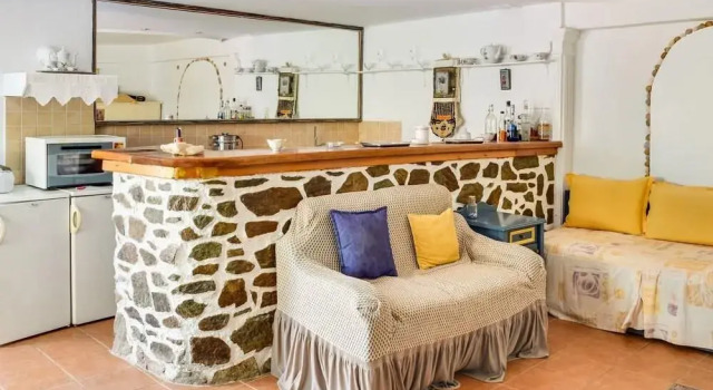 Scenic Holiday Home in Syros With Balcony, Rezervovat Hotel Hotely v Azolimnos s parkováním, Parkování