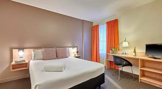 Standard Double room with city view ibis Perth
