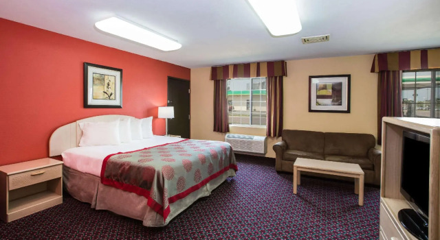 Двухместная студия люкс Ramada by Wyndham Sioux Falls