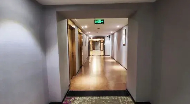 Wanye Hotel (Shenzhen Dongmen Pedestrian Street Sunbu Subway Station)