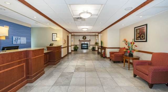 Holiday Inn Express Hotel & Suites Tilton - Lakes Region, Varaa Hotelli Hotellit New England uima-altaalla, Uima-allas