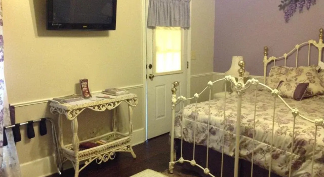 The Captain's Castle, Book Hotel Jefferson Texas