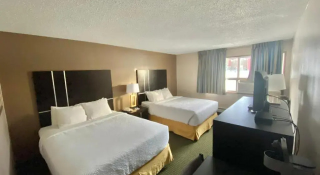 Четырёхместный номер Standard с балконом Ramada by Wyndham Whitecourt