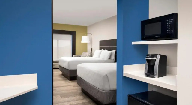 Четырёхместный номер Standard Holiday Inn Express Knoxville-Strawberry Plains by IHG