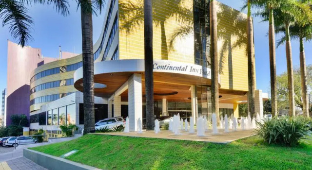 Кровать в общем номере Continental Inn