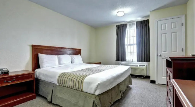 Номер Standard Suburban Studios Westminster Denver North
