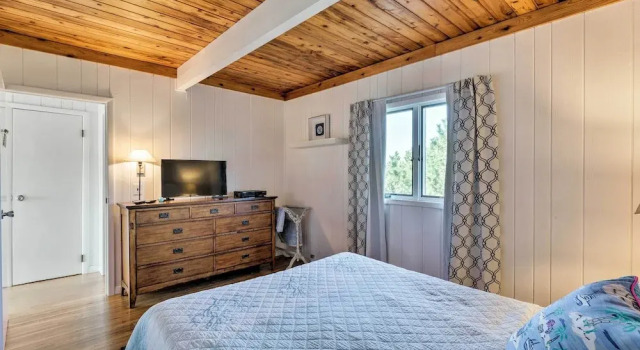 Коттедж с 5 комнатами с балконом Westhampton Beach Home w/ Deck + Ocean Views!