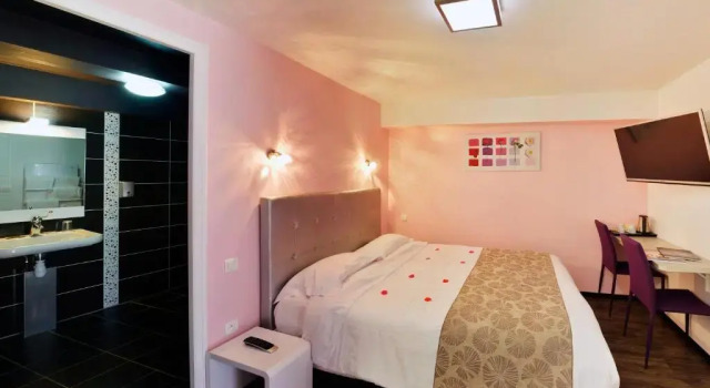 Номер Comfort Hôtel Arc en Ciel et SPA Les Sables dOlonne