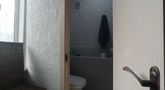 Кровать в общем номере с видом на внутренний двор KGB Home Hostel