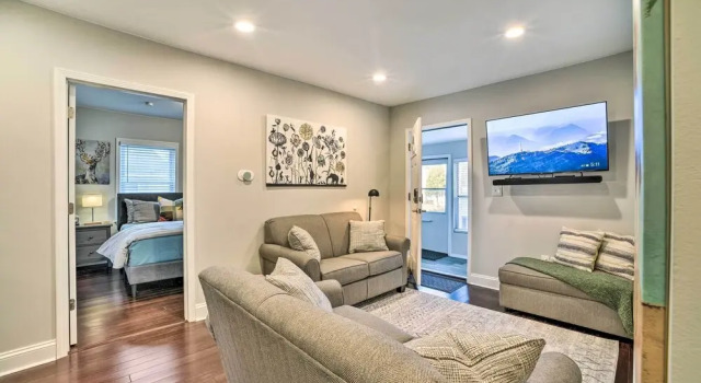 Lovely Dearborn Home w/ Gas Grill & Backyard!, Varaa Lomakoti Dearborn 