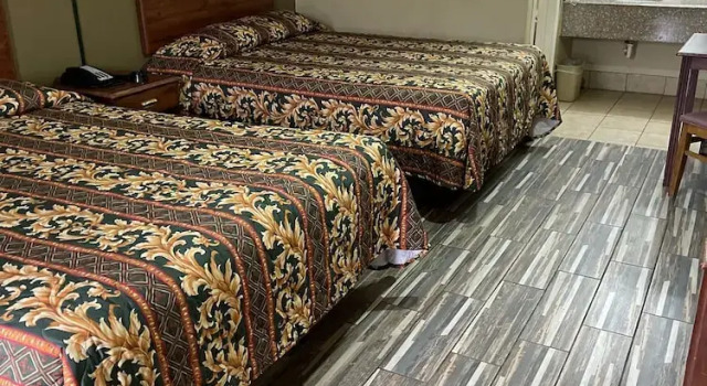 Standardowy czteroosobowy pokój Plaza Inn Big Spring
