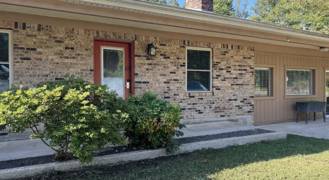 Two bedroom House with fenced in yard, covered patio area, located at the Joplin Inn at the entrance to Mountain Harbor, just 1 1/2 miles from Lake Ouachita. by RedAwning, Prenota Casa vacanze Monte Ida 