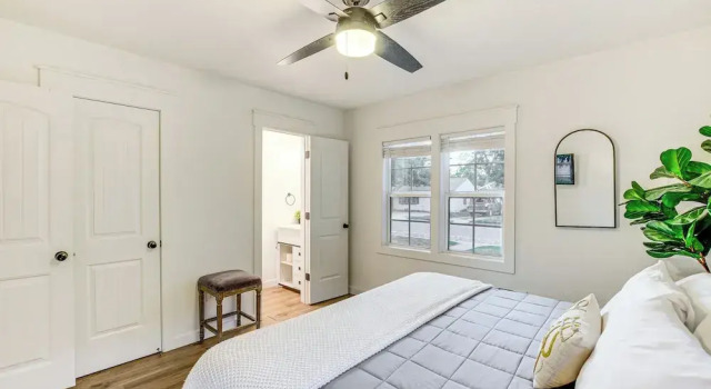 Chic Home ~ 2 Mi to TTU w/ Grill & Yard in Lubbock, Prenota Casa vacanze Hotel a Lubbock con parcheggio, Parcheggio